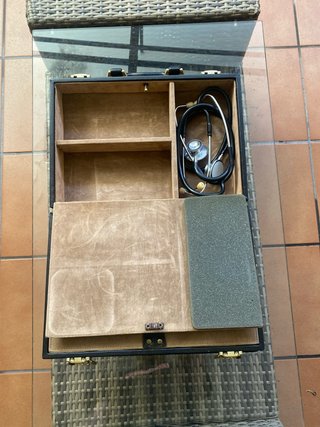 Maletín médico negro con cierre dorado