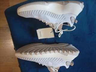 Zapatillas Bershka grises y blancas
