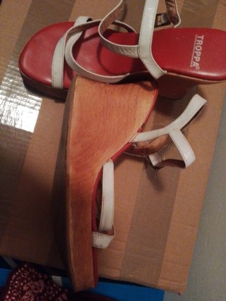 Sandalias cuña madera rojas y blancas en piel