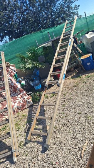 Escaleras de madera apiladas