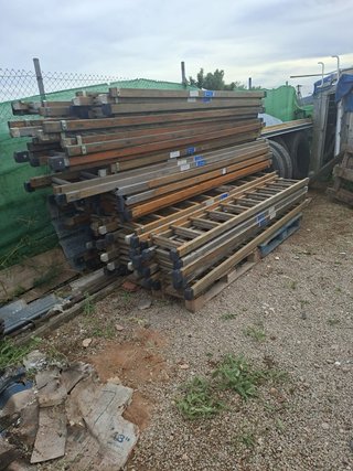 Escaleras de madera apiladas