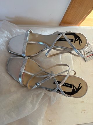 Sandalias tacón Zara plateadas