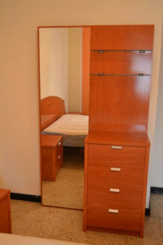 Mueble sinfonier con espejo madera rojiza