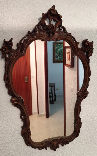 Mueble de entrada con espejo y tapa de mármol.