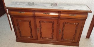 Mueble de entrada con espejo y tapa de mármol.