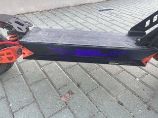 Patinete Eléctrico Negro con Detalles Rojos