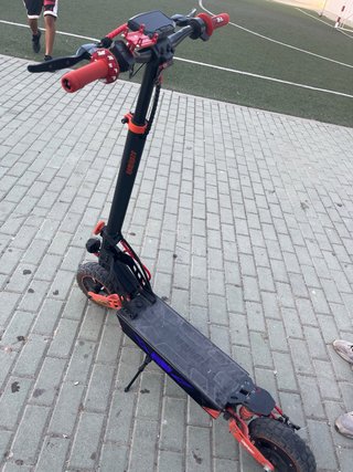 Patinete Eléctrico Negro con Detalles Rojos