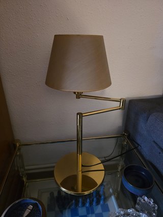 2 Lámparas 1 de mesa y 1 de pie color dorado y bei