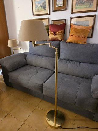 2 Lámparas 1 de mesa y 1 de pie color dorado y bei