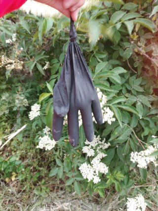 Guante negro con agua