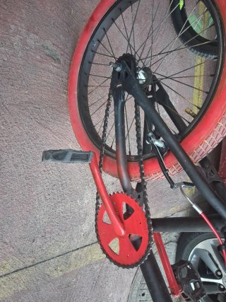 Bicicleta BMX Negra y Roja
