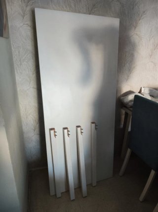Mesa de salón blanca