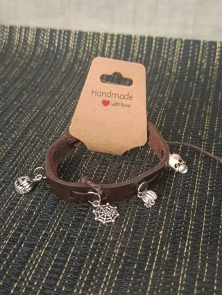 Pulsera de cuero con dijes de diferentes diseños.