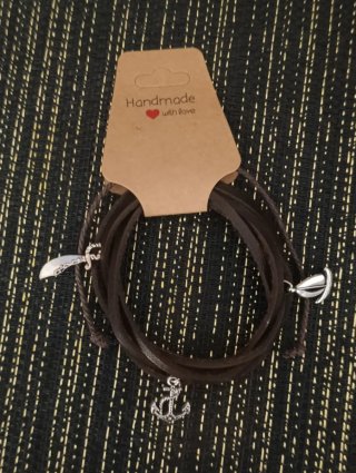 Pulsera de cuero con dijes de diferentes diseños.