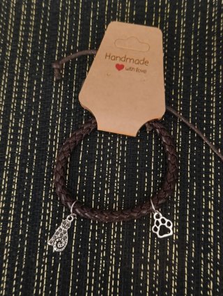 Pulsera de cuero con dijes de diferentes diseños.