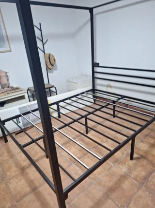 Cama con dosel de metal negra