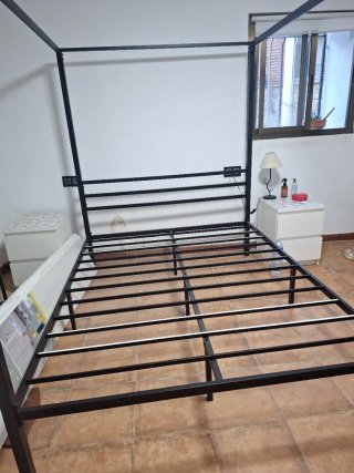 Cama con dosel de metal negra