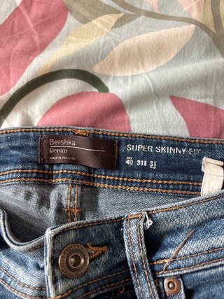 Vaqueros Bershka desgastados talla 40