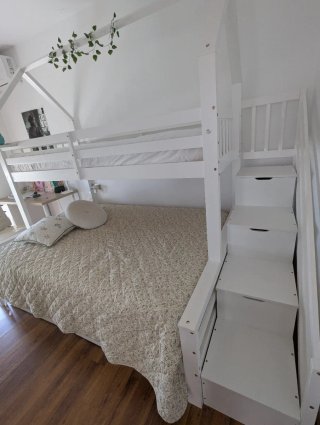 Litera blanca con escalera lateral