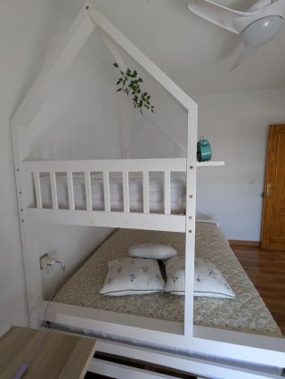 Litera blanca con escalera lateral