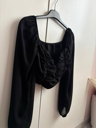 Top negro escote profundo manga transparente