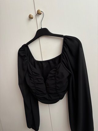 Top negro escote profundo manga transparente