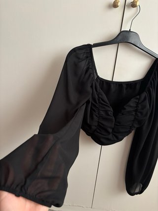 Top negro escote profundo manga transparente