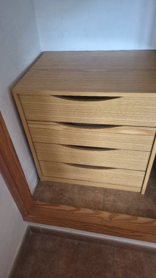 Cajonera de madera color beige y marrón