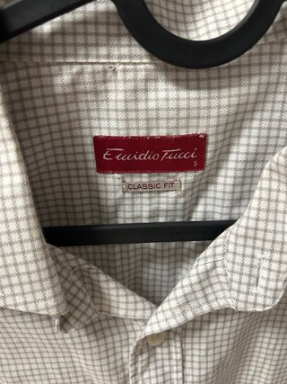 Camisetas de cuadros y botones.