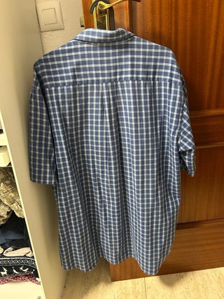 Camisetas de cuadros y botones.
