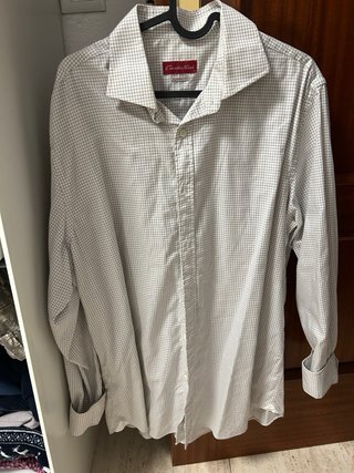 Camisetas de cuadros y botones.