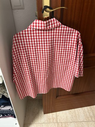 Camisetas de cuadros y botones.