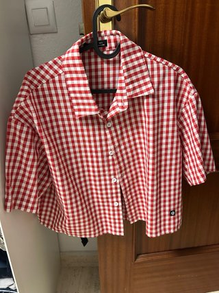 Camisetas de cuadros y botones.