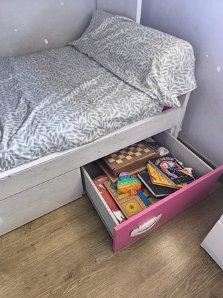 Litera infantil blanca y rosa
