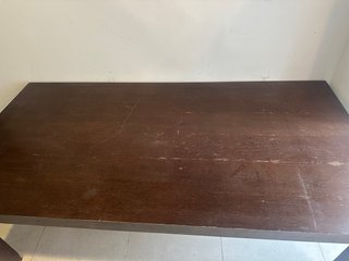 Mesa de comedor grande de madera
