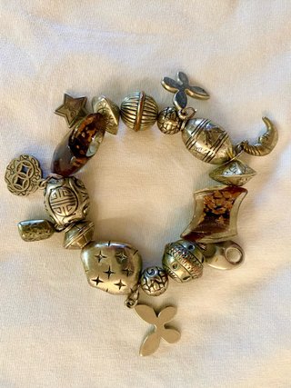 Pulsera con dijes variados
