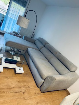 Sofá chaise longue gris convertible en cama