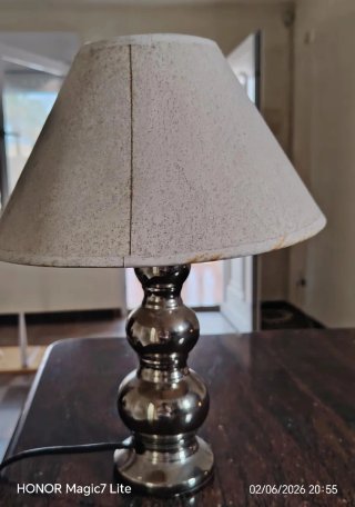 Lámpara de mesa beige y plateada