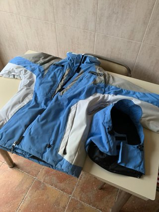 Chaqueta de esquí Spyder azul y gris y blanca.