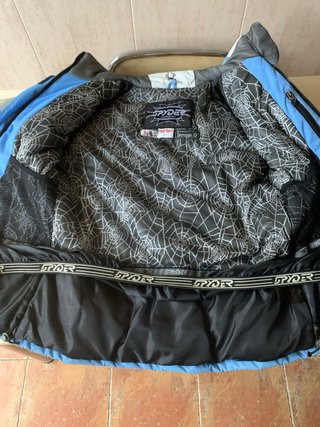 Chaqueta de esquí Spyder azul y gris y blanca.