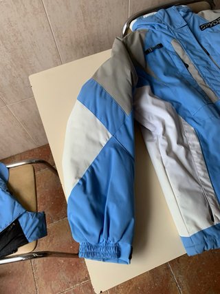 Chaqueta de esquí Spyder azul y gris y blanca.
