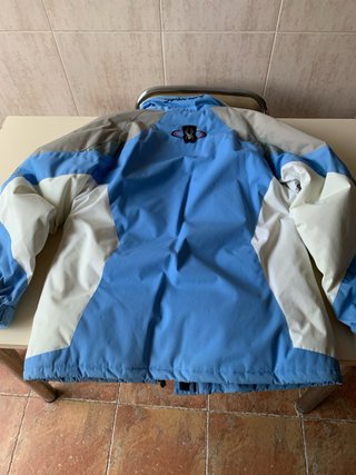 Chaqueta de esquí Spyder azul y gris y blanca.