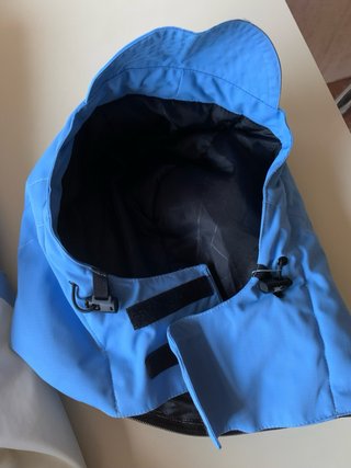 Chaqueta de esquí Spyder azul y gris y blanca.
