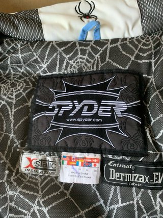 Chaqueta de esquí Spyder azul y gris y blanca.