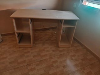 Mesa de escritorio de madera color beige