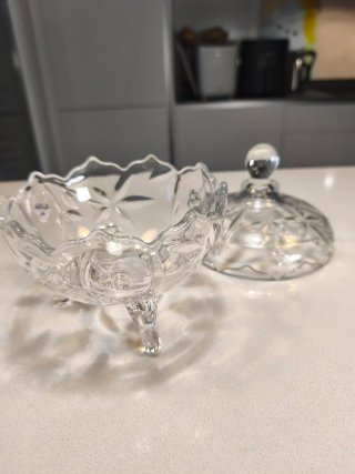 Bombonera de cristal vintage con tapa labrada