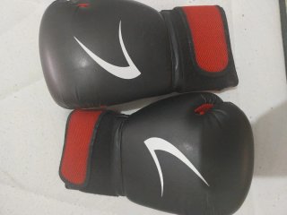 Guantes de boxeo negros y rojos
