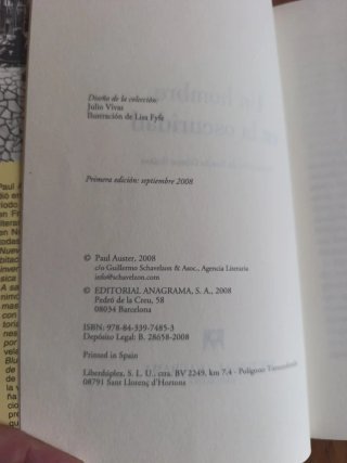 Un hombre en la oscuridad