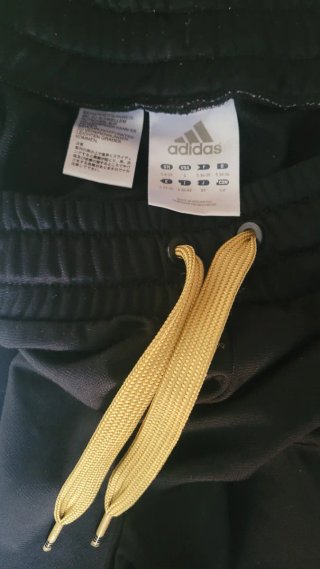 Pantalón deportivo Adidas negro y dorado