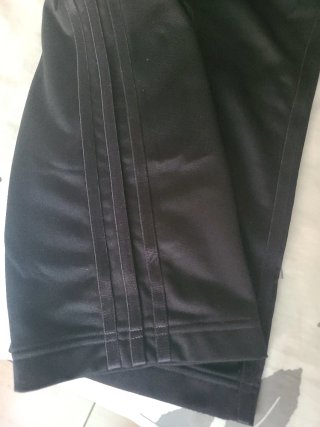 Pantalón deportivo Adidas negro y dorado